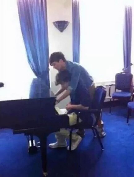 RealNeilHoran's tweet photo. Se dieron cuenta que los chicos se enseñaron a tocar instrumentos entre ellos mismos? BASTA QUE HERMOSO😭❤ https://t.co/I8Hg7CUHzy