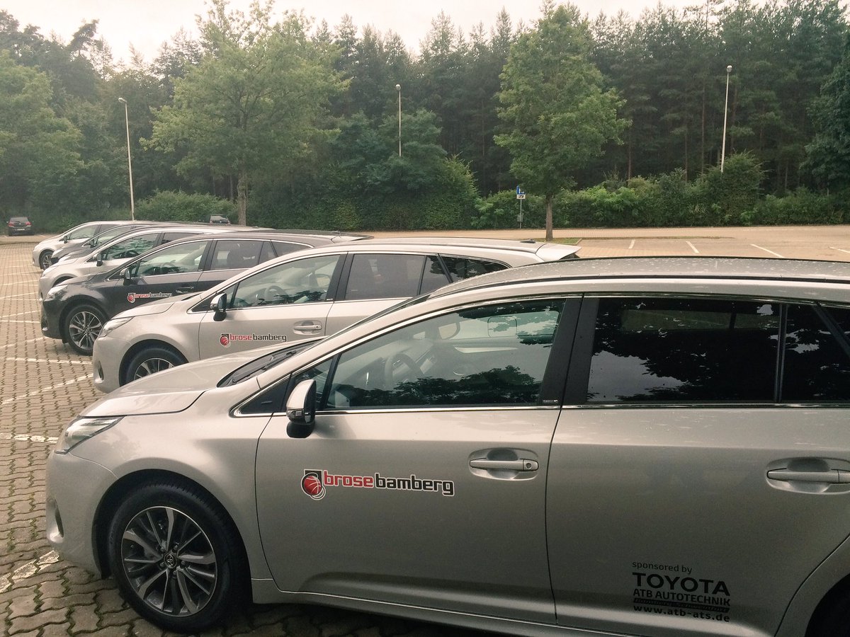 Bamberg_Baskets's tweet photo. Ein Zeichen, dass es bald wieder losgeht? Die Autos warten auf ihre Spieler 🙌🏻🚗 #Basketballherz https://t.co/O5JNcZcVdk