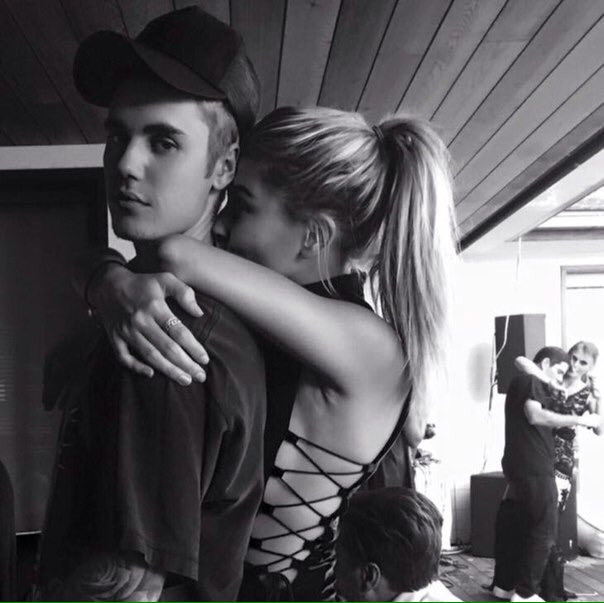 podrews's tweet photo. entro no twitter vendo essas fotos novas do justin com a sofia mas eu só queria isso de volta #askbelieber https://t.co/ph9H2SPVrP