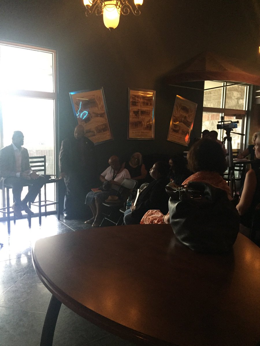 OnLocationMEM's tweet photo. Filmmakers listening intently getting a wealth of knowledge from @nickfnelson of @goliquidsoul #OLM2016 #Marketing https://t.co/B8o2qpk5vO