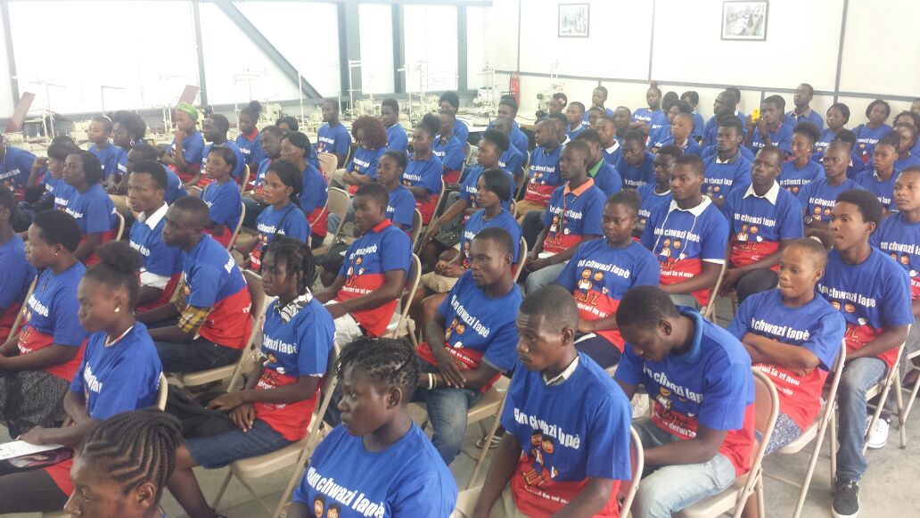 MINUSTAH's tweet photo. 90 #youth train through #CVR project for further employment in Haiti garment factories #StabilizingCommunities https://t.co/kownnODUUL