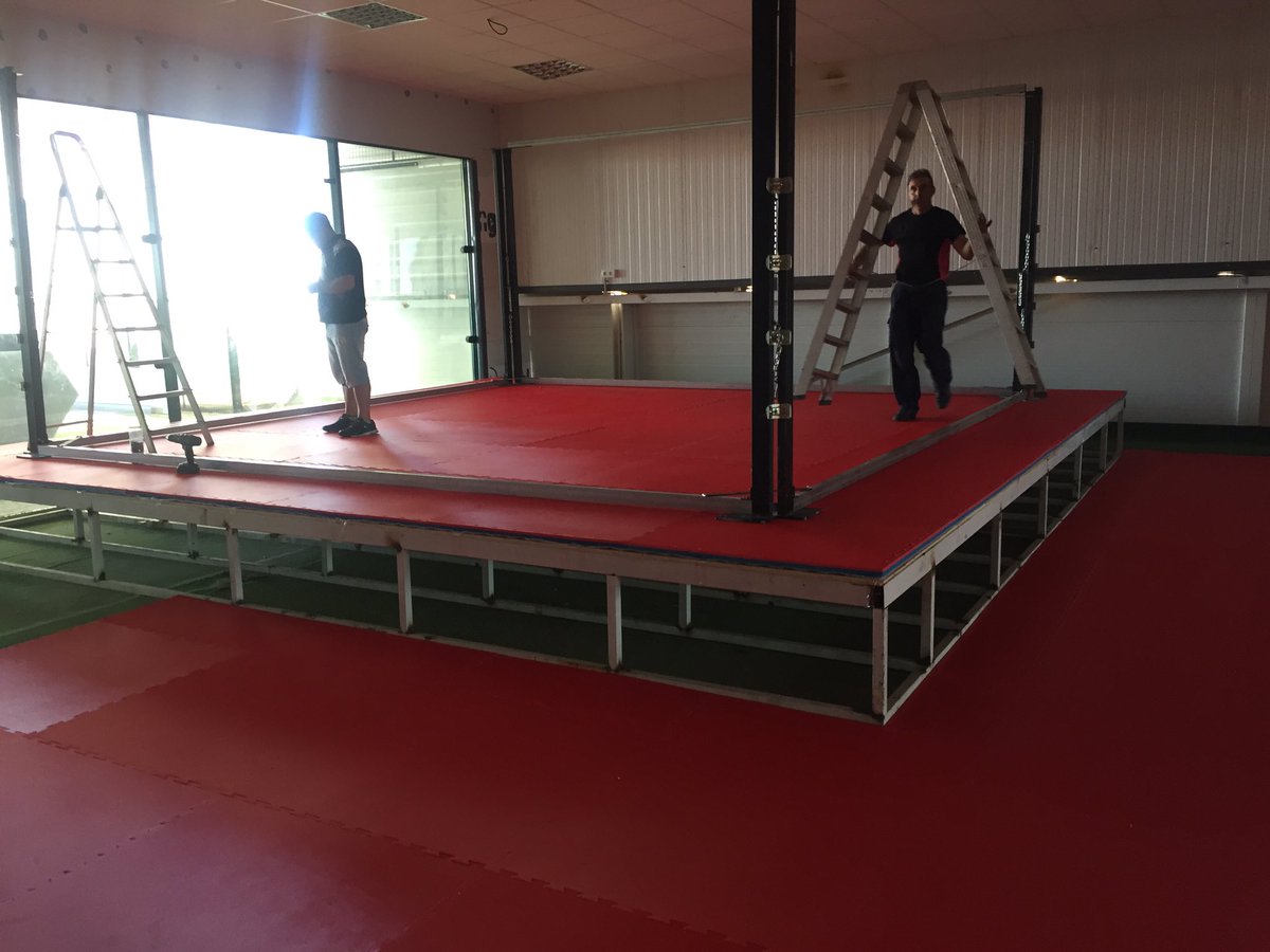 SportCenterPlus's tweet photo. Terminando ring de boxeo https://t.co/iZWmnv3FIL