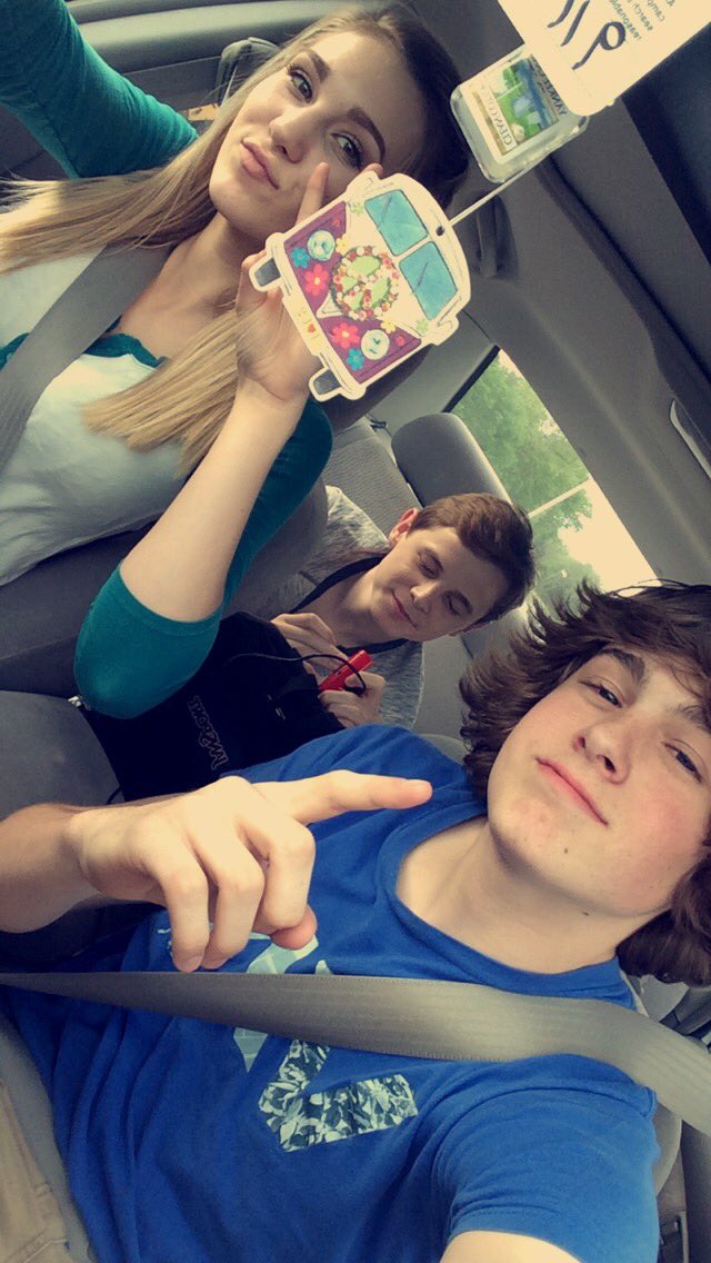 JessiKirwin's tweet photo. happy 17 bday!! @soybombtom123 (the scratch is still there😂) https://t.co/PWeQiY4h5x