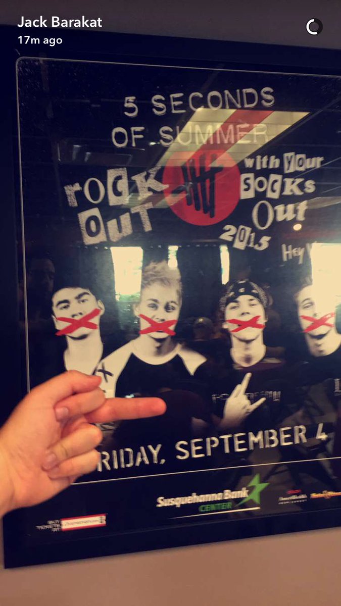 X5SOSUPDATERX's tweet photo. @5SOS on Jack Barakat's (All Time Low) snapchat story @JackAllTimeLow -Amanda https://t.co/bVfCtlYGMQ