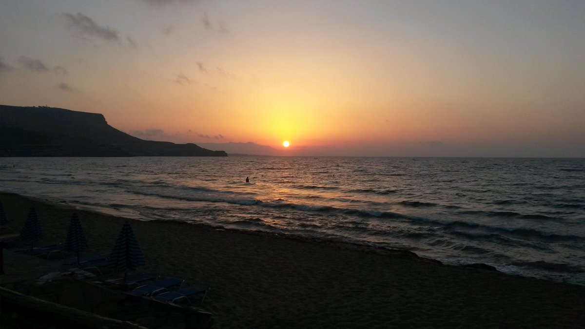 alead78's tweet photo. Sunset in Crete @sere_ro80 #beautiful #holiday #family #relax #papysitter 😂 https://t.co/jL0WMpVANo