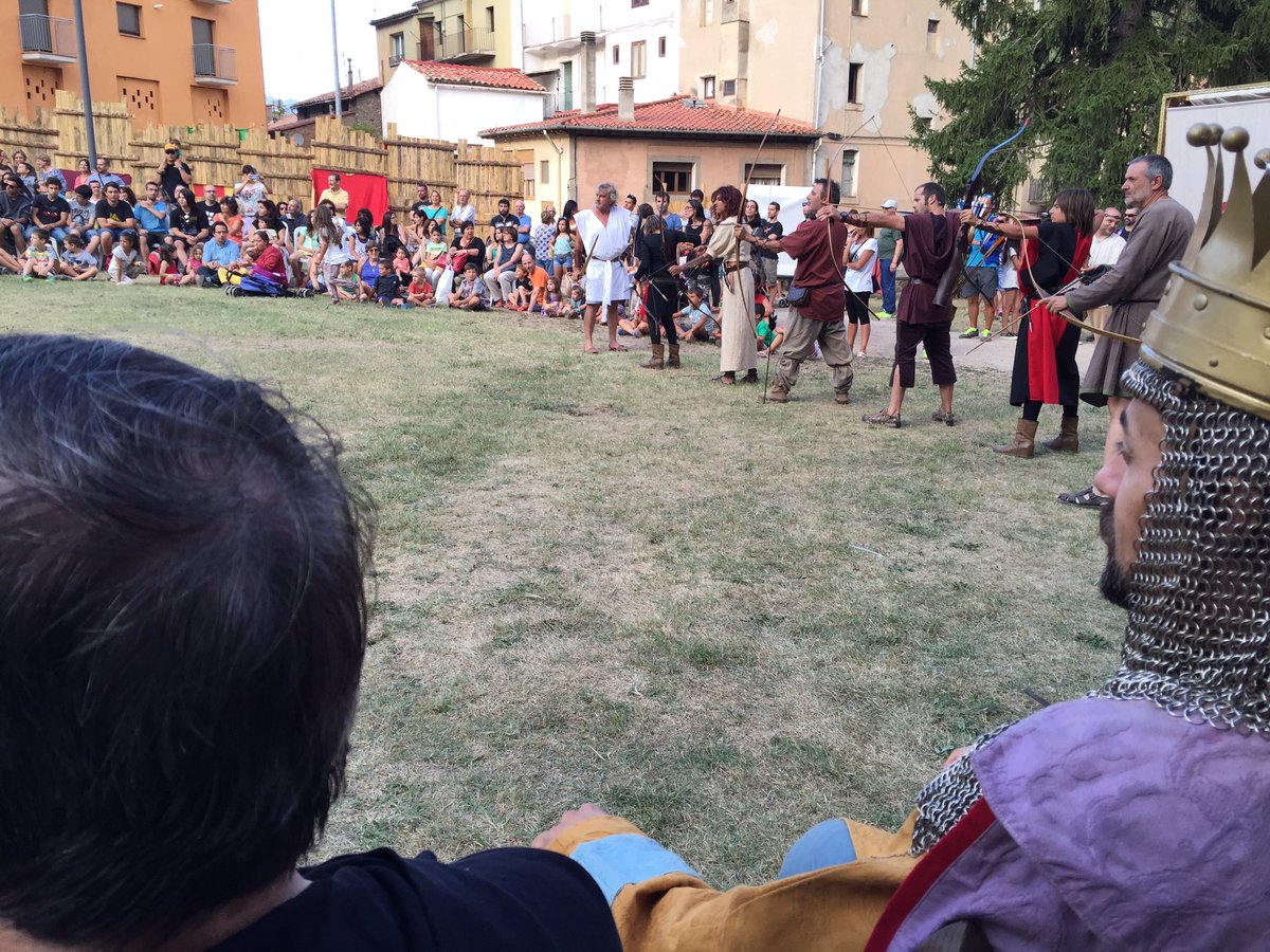 Demostració de tir amb arc amb els jardins plens fins dalt i el comte Guifré en lloc d'honor. #mercadal2016 #ripoll