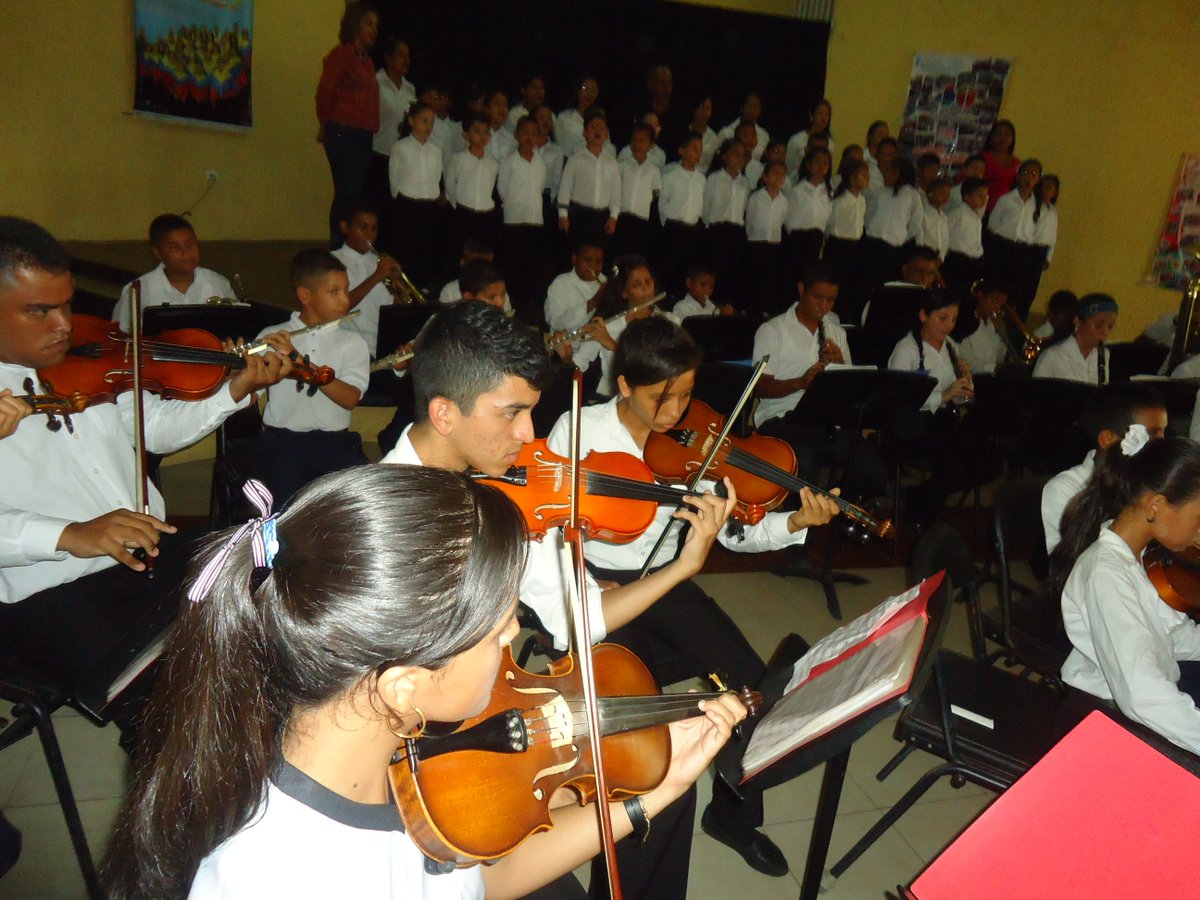Concierto fin de año escolar del <a href="/NucleoSgrande/">orquesta sgrande</a> orquesta y Coro <a href="/CrtrujilloCr/">crtrujillo</a> <a href="/elsistema/">El Sistema</a> <a href="/MendezLeo06/">Leonardo Méndez</a> <a href="/clariviola/">Eugenio Carreño</a>