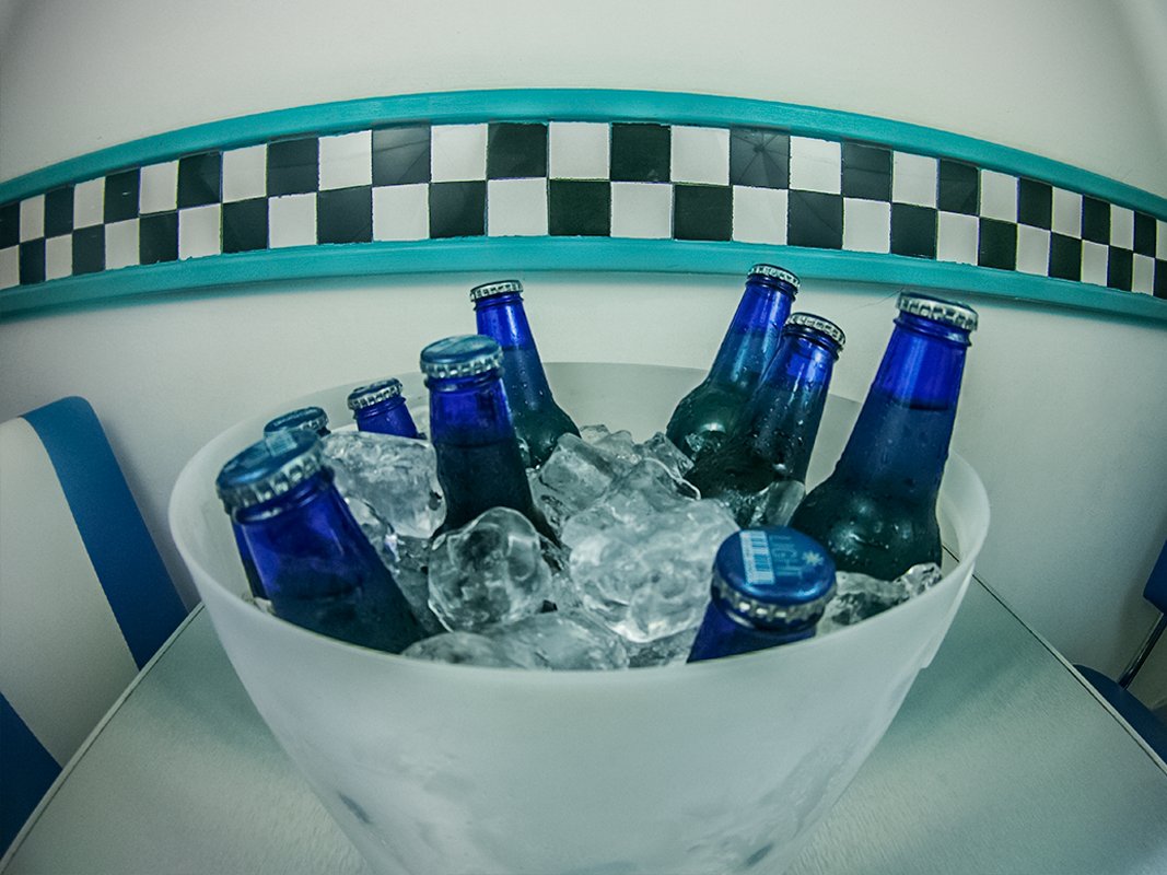 Caffe90Express's tweet image. En nuestro #ViernesDeComedia te tomas una fría por cada risa.