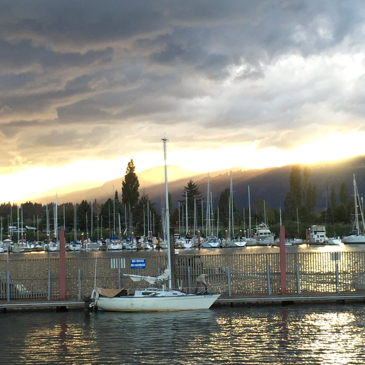 farmvlog's tweet photo. Hood River marina sunset https://t.co/HPytPvK5lY