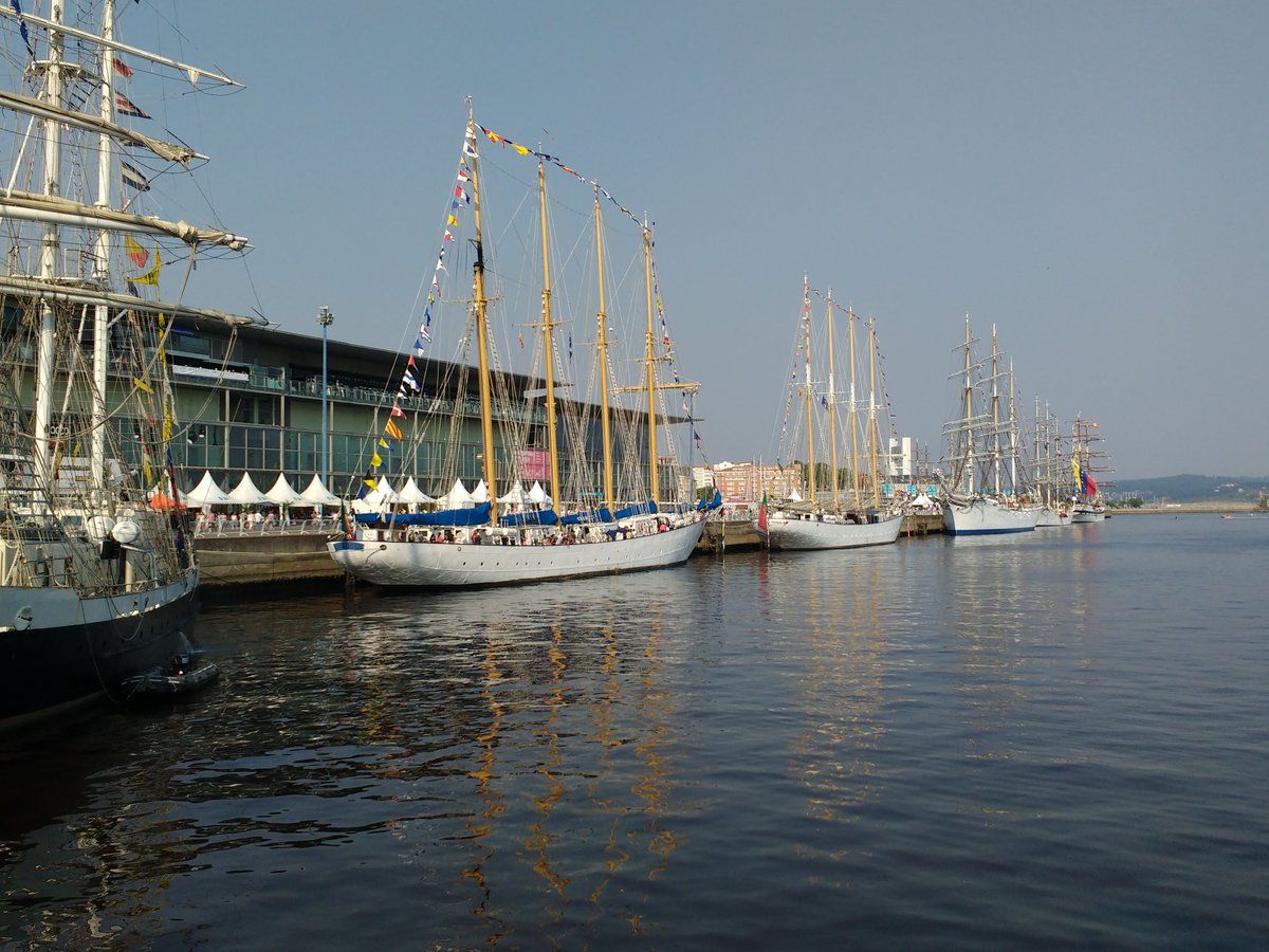 RevistaHGT's tweet photo. #Estapando Ambientazo en A Coruña Bonito encuentro de veleros y tripulación @TallShipsCoruna @CorunaTurismo https://t.co/PYkrAfbcLa