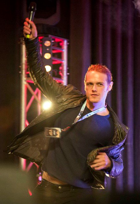 Sheugs's tweet photo. #SamHeughan #SavedAs
1 Sam Ringcon 15 standing Arm up bit of belly
2 Sam guilty
3 Sam blue Looking back lips
🤔😜😂 https://t.co/HozM9ENUqL
