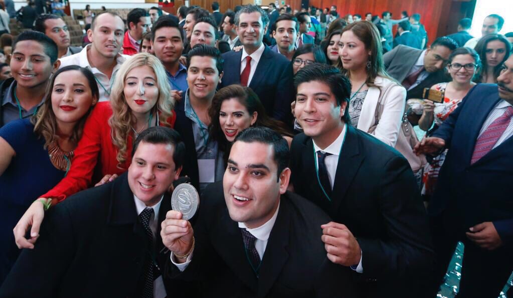 EnriqueOchoaR's tweet photo. En este #DíaInternacionalDeLaJuventud en el @PRI_Nacional entregamos los #GalardonesRED 2016 de la @RJXMex #SomosPRI https://t.co/d6qtXY41E3
