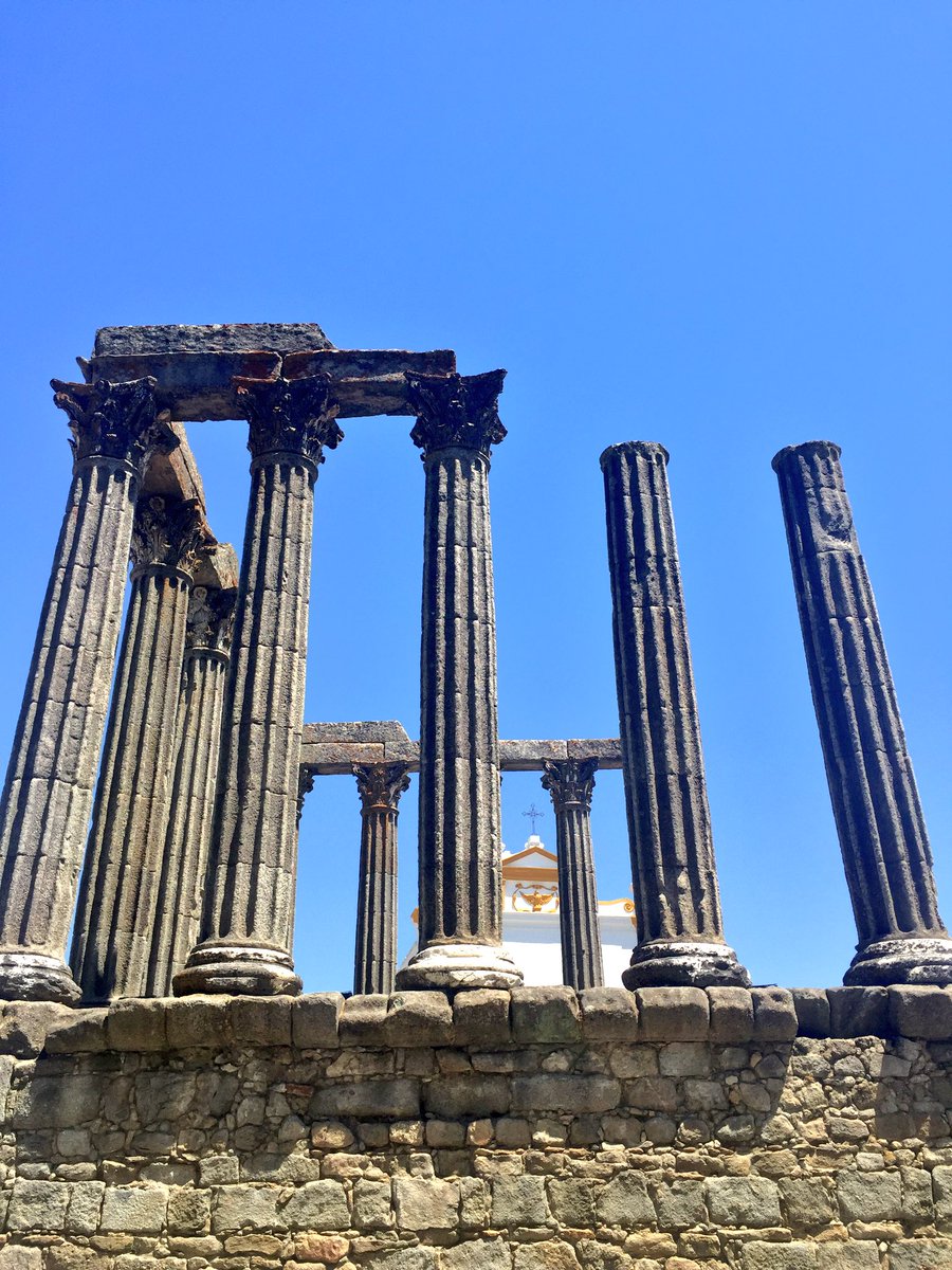 beiBaf's tweet photo. #Evora, toda una sorpresa en #Portugal Bajo un cielo azul de verano. @visitportugal https://t.co/oyFQdppNMb