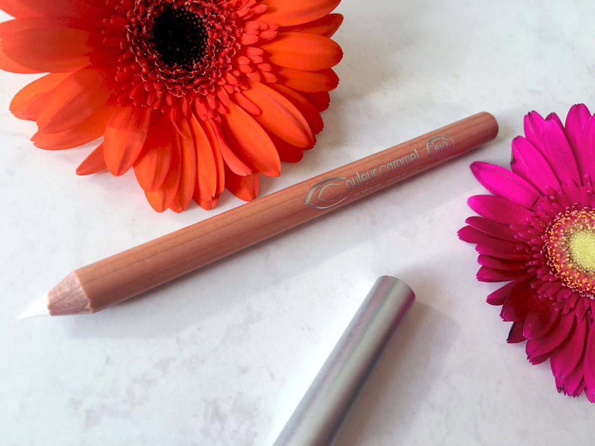 GlowOrganic_'s tweet photo. Line your lower waterline with the white eyeliner from @CCaramelUK to brighten &amp; widen eyes https://t.co/Hjt6DjrnIq https://t.co/536NPQPgl2
