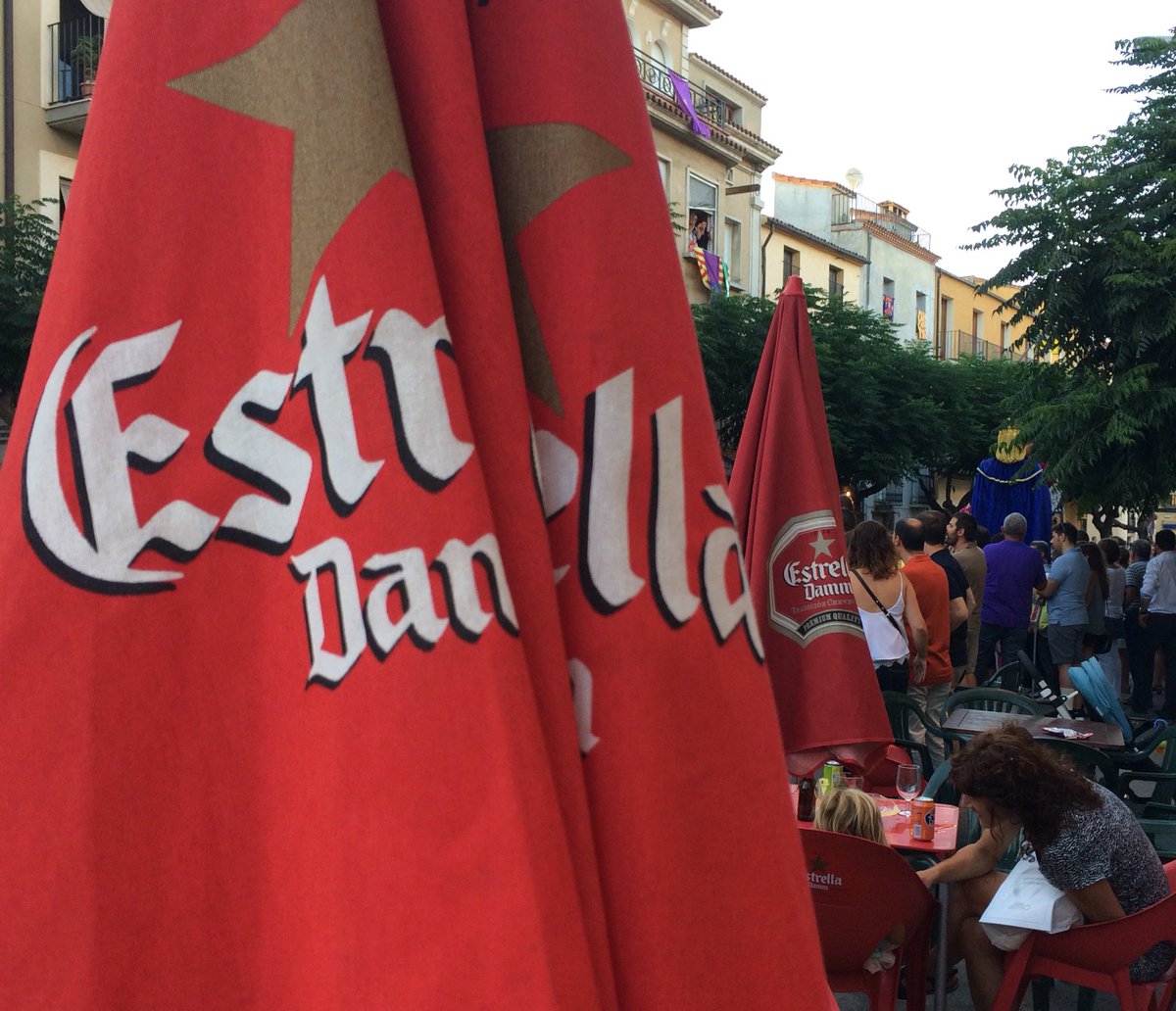 StartNewBrand's tweet photo. Así se hace #branding , con presencia en las fiestas con raíces. #priorat #Falset @EstrellaDammEs https://t.co/UK4UKXBLXe