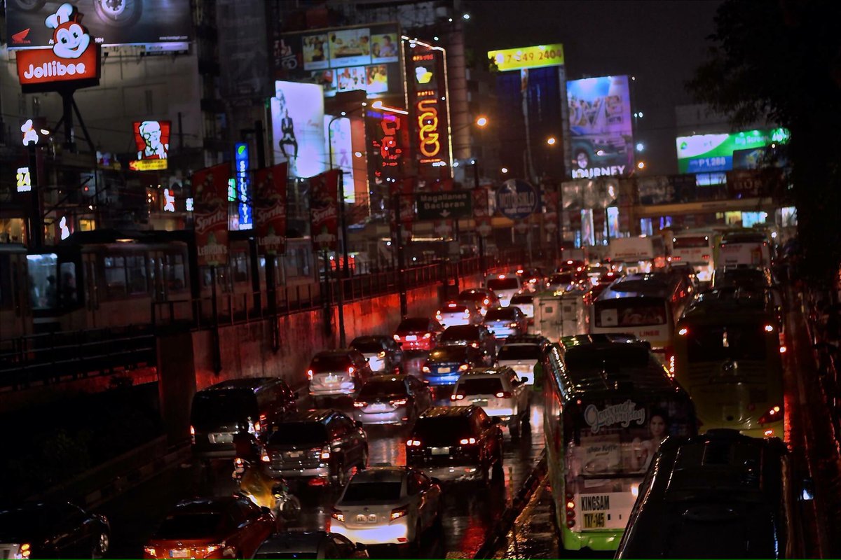 gamiralex's tweet photo. How bad was EDSA last night? Well... @MMDA https://t.co/ZfNLrKbawr