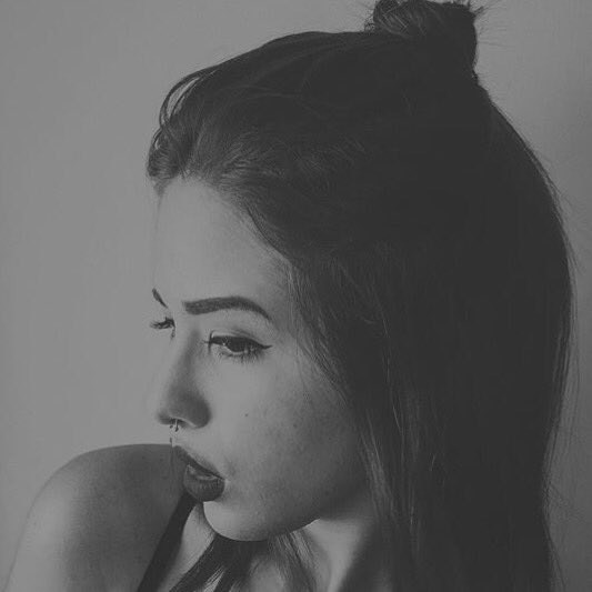florigrafe's tweet photo. Essa garota é linda. https://t.co/zvFUbZkZRm