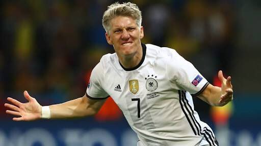 itzelsandino's tweet photo. "Dejar de jugar al futbol por miedo hacerlo mal es como vivir con miedo a morir" 
-Schweinsteiger- 💪😍⚽️ https://t.co/dyQN6QwiyU