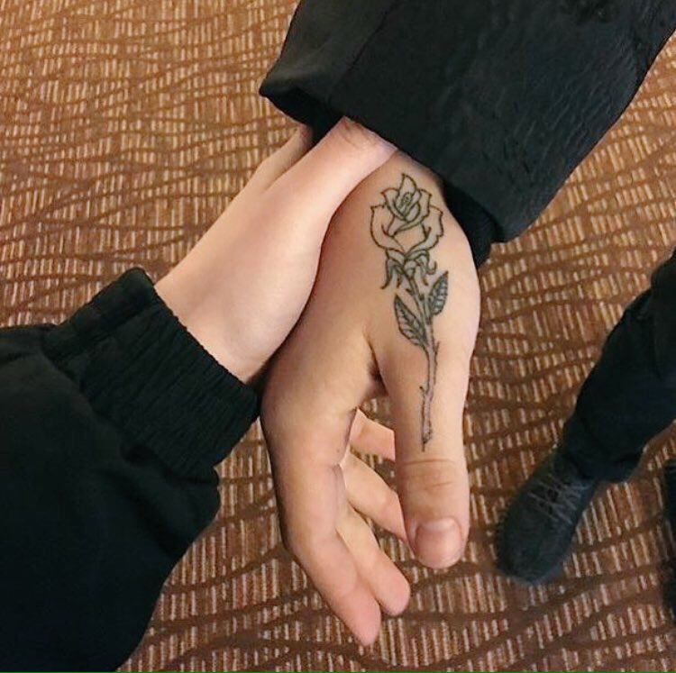 RtUrWesKinks's tweet photo. Retweet if you think his hand is beautiful.. https://t.co/Sdyv9qnlF1