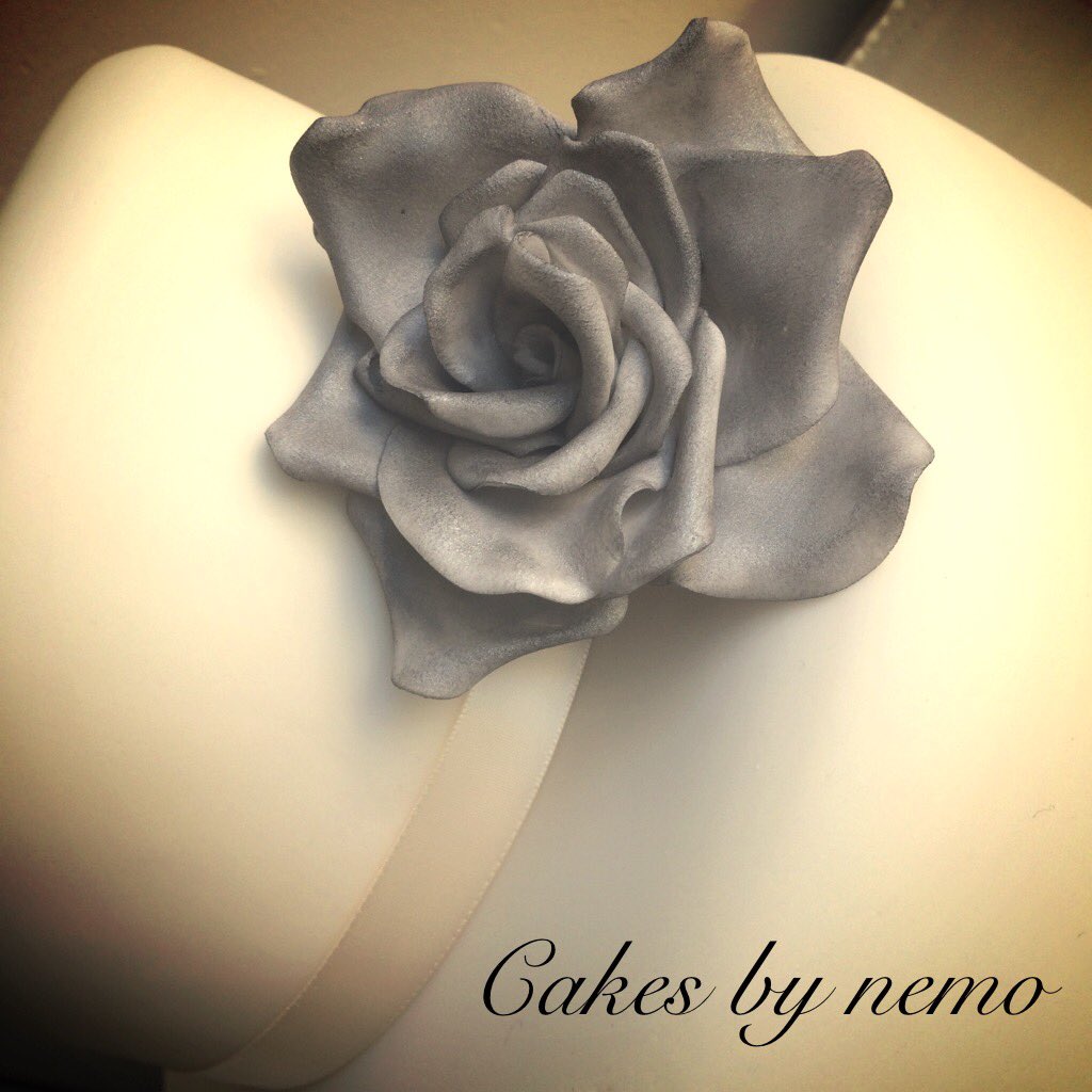 cupcakesbynemo's tweet photo. Another one of our wedding cakes # https://t.co/AzDbN1JdTD
