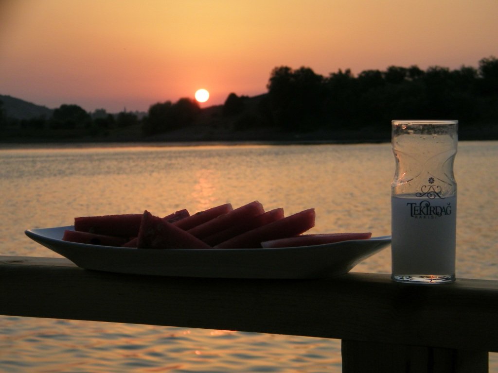 Rakı, felekten bir gece çalmak için içilmez... 
Rakı; feleğin çaldığı geceler için içilir..