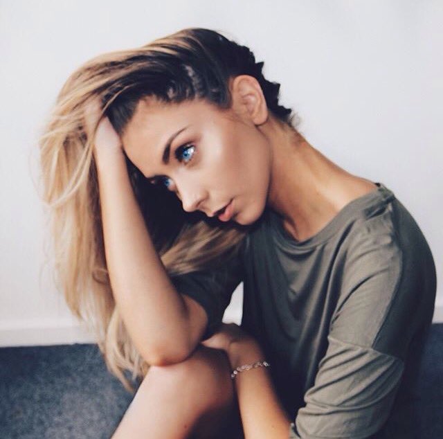 No heart, no hands, no skin, no touch
Can get me there, nowhere enough
To love me like you do ♡