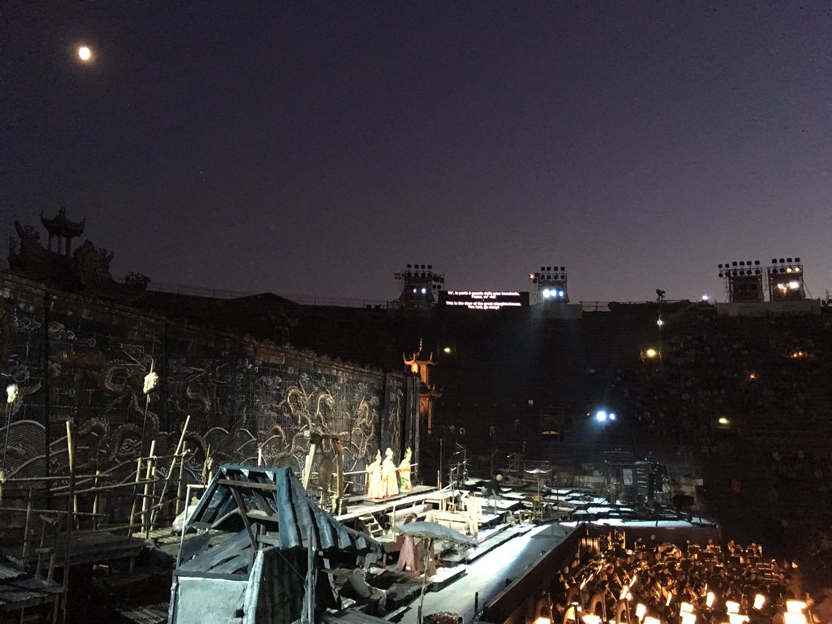 elycontessotto's tweet photo. 'Lasciatemi passar'. A nulla valgono gli avvertimenti di Ping Pong e Pang. #Turandot #inarena @arenaverona https://t.co/BgLgb2w9ci