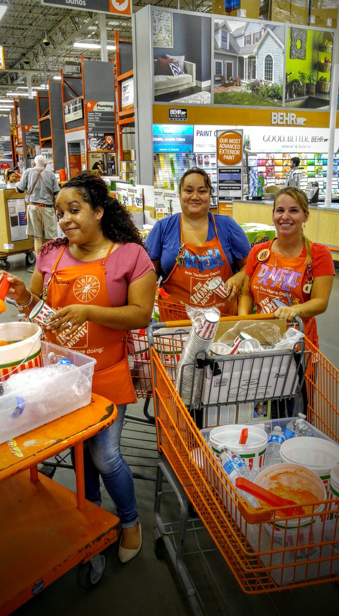 jeffham47's tweet photo. 944 DH team making sure customers and associates keep cool on this hot day! Thank you Sabrina, Angela, &amp; Danielle! https://t.co/gT4WHSSEYk