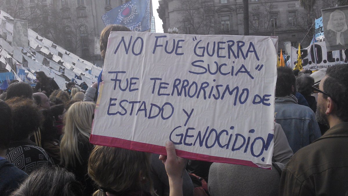 Lavacatuitera's tweet photo. [#EstaSemana] Una de las síntesis de las #2000Rondas de las Madres de Plaza de Mayo. Ahora y siempre: #Son30Mil. https://t.co/9xaboymsw0