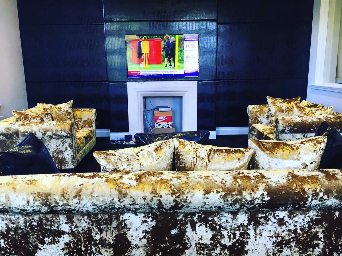 taylorbespoke's tweet photo. Gold crushed velvet sofas with black croc padded feature walls #youwantwemake #luxuryinteriors #blackandgold https://t.co/BWombiILK9