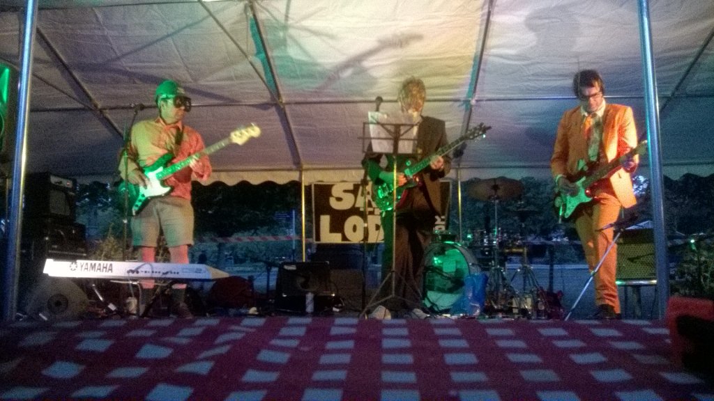 With @1rosscampbell in Victoria Park, watching Ron Tonk at the #SaveTheLodge gig.
