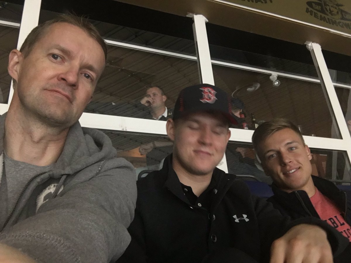 hantta26's tweet photo. IPA-Tappara; Ex-Ilvekset veljeilevät Tapparalaisten kanssa; unista? @JesperMattila @CHeljanko https://t.co/T47JjiiXyy