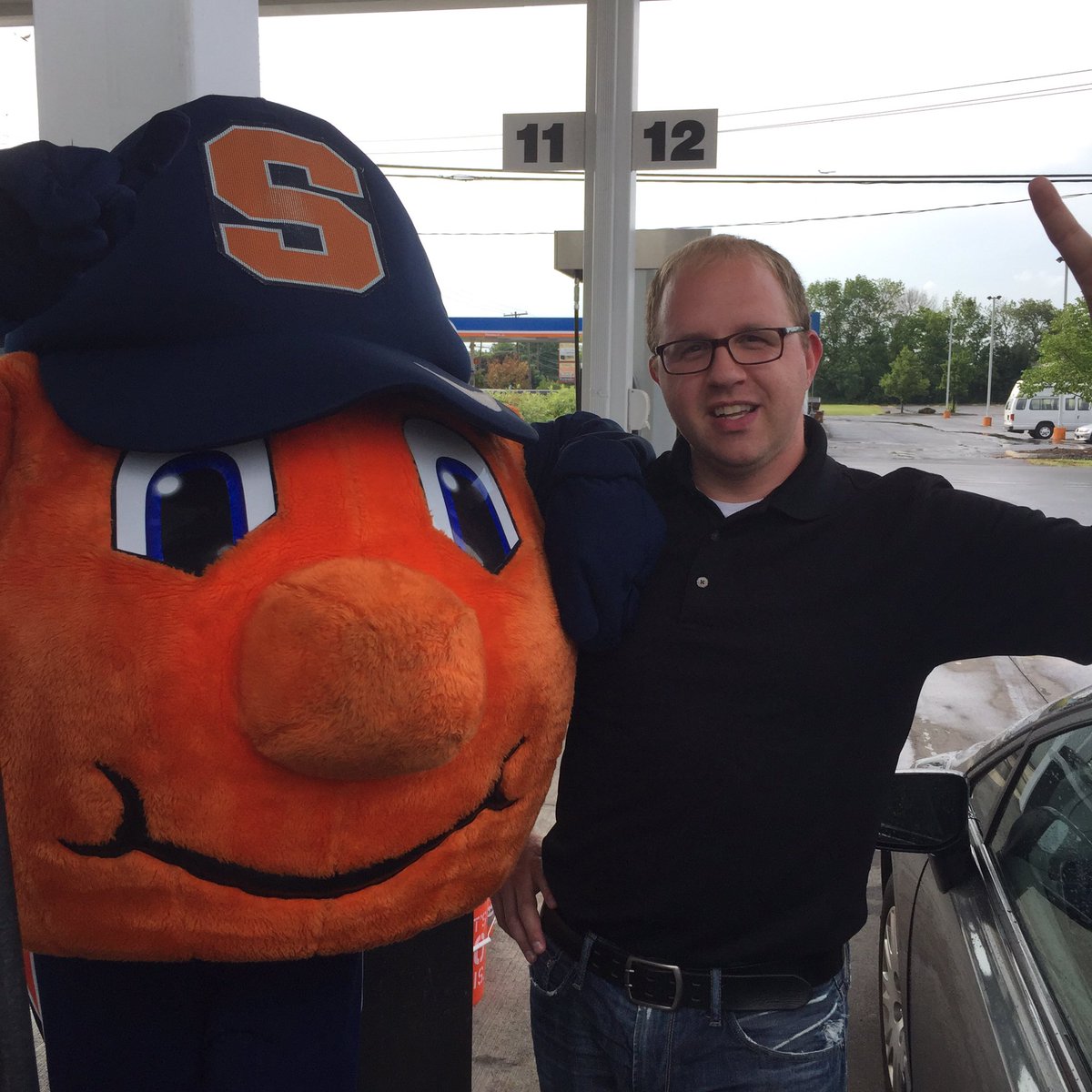 JasonLoetterle's tweet photo. Thanks for pumping my gas Otto!! @Cuse #CusePics #PumpItForward @UnitedWay https://t.co/jJeioAz18K
