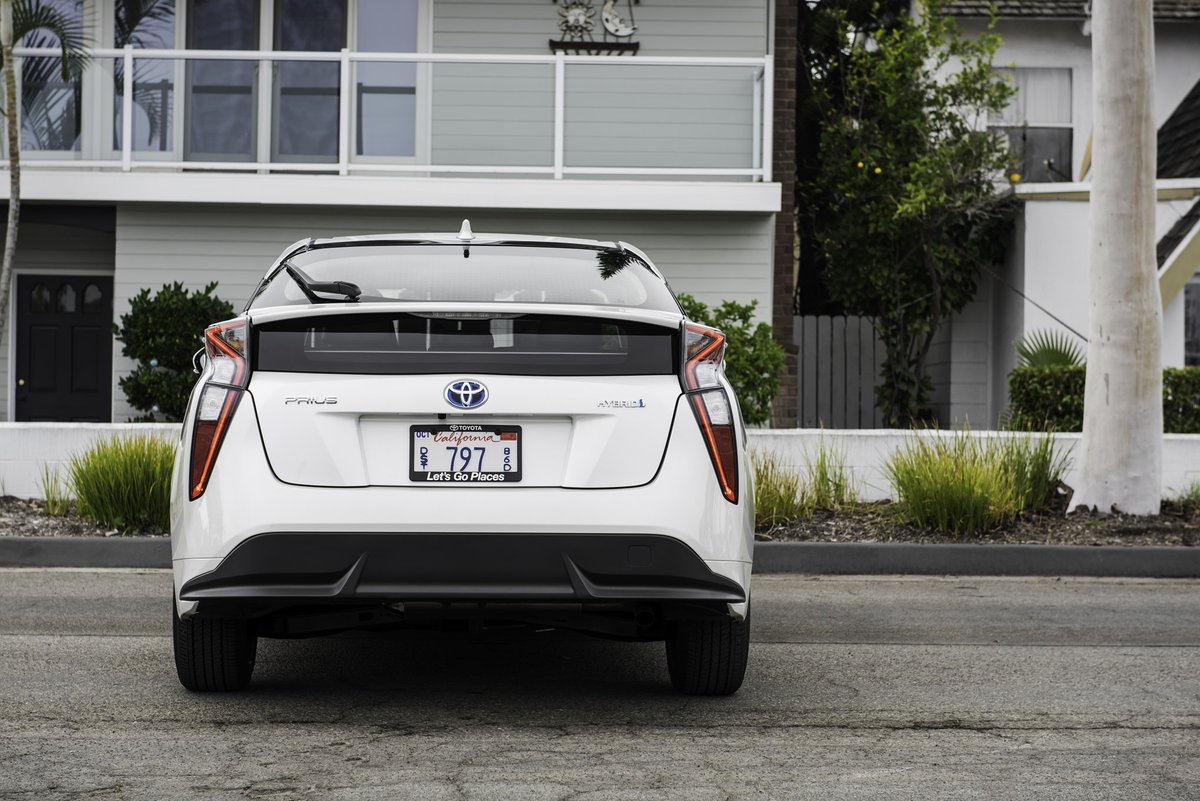 MoFoQ's tweet photo. It can't just be me that sees the resemblance here.
#Prius2016 https://t.co/WMHOIC79Rg