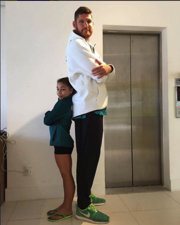 allanfl's tweet photo. Flávia Saraiva com atletas gigantes appreciation tweet https://t.co/N3I53LULRY