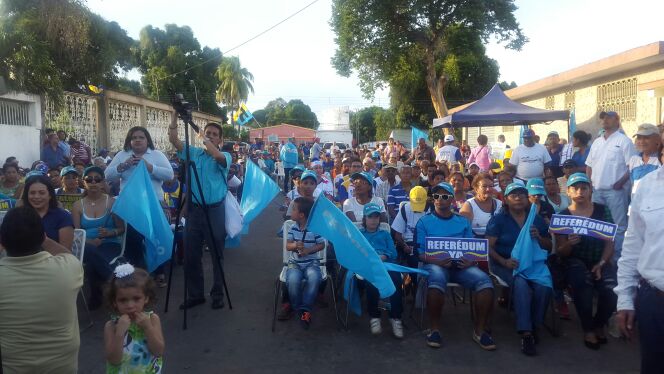 AndresVelasqz's tweet photo. Ahora con vecinos del sector los coquitos, Cdad.  Bolívar. Asamblea preparatoria para el 20% y la marcha del 1ro.S https://t.co/6YmWrcLKFQ