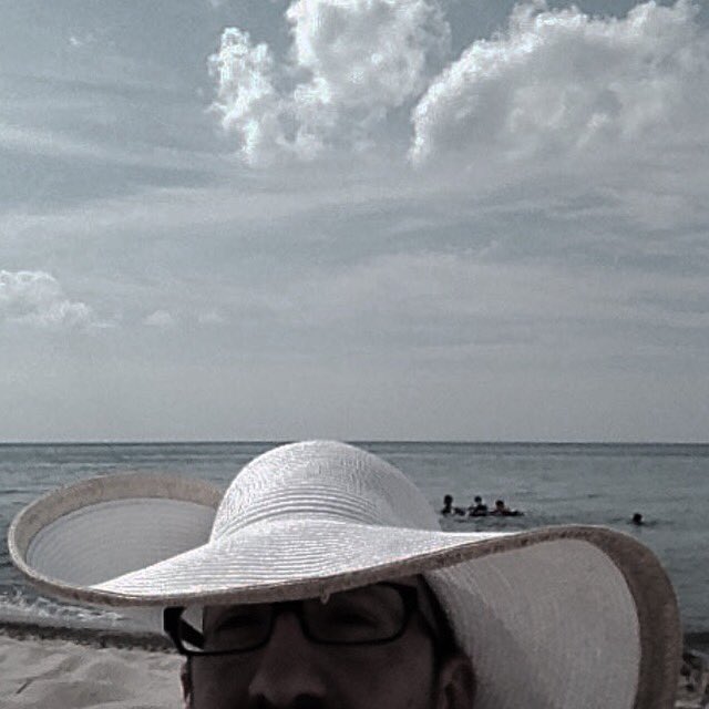 botts_jeremy's tweet photo. Self portrait with tiny family. #floppyhat #familyportrait #puremichigan #sawyer #lakeshore #michigami #tinyfamily https://t.co/o99FGwyG7D