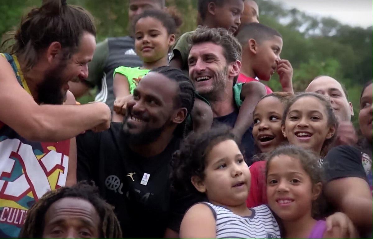 AuthenticCare's tweet photo. .@Ronny_Turiaf s'est rendu dans une favéla de Rio à la rencontre de jeunes basketteurs locaux #DonneDuSensATaPassion https://t.co/Ku9gUYqoNk