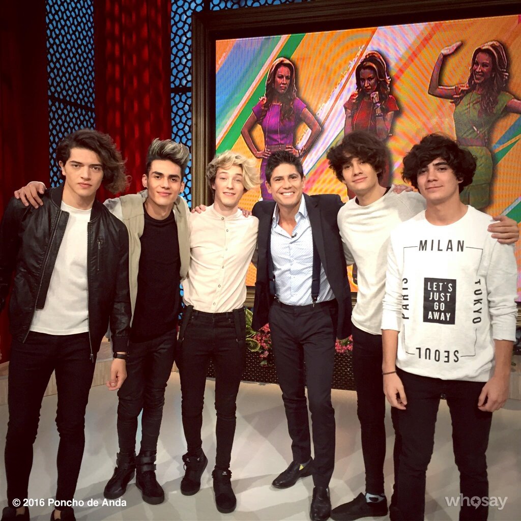 Jack_Canela's tweet photo. RT para seguir aumentando los votos y ganen @CD9 
#JosCanelaTrendy #IFeelAlive #CD9Video #KCAMexico #CD9 https://t.co/rKdtMxzimN
