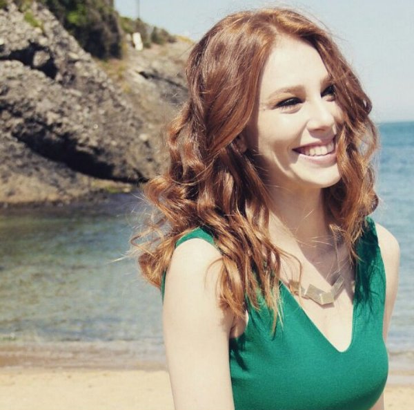 sedef_elcin's tweet photo. Şiir gibi gülüşü var, mısra mısra öpesim geliyor @elcnsng  😘
MutluYıllar KızılSonya https://t.co/vuZ9j2XOMy