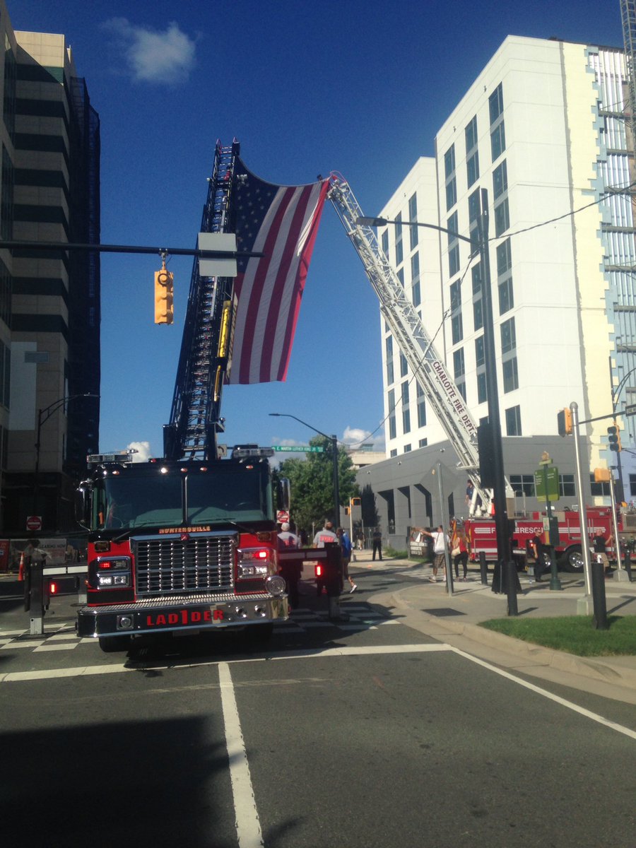Huntersville_FD's tweet photo. Our Ladder 1 in Uptown Charlotte supporting the #QCFest for #SAFRE2016 #NCfireUnited https://t.co/eqx69V2M9D