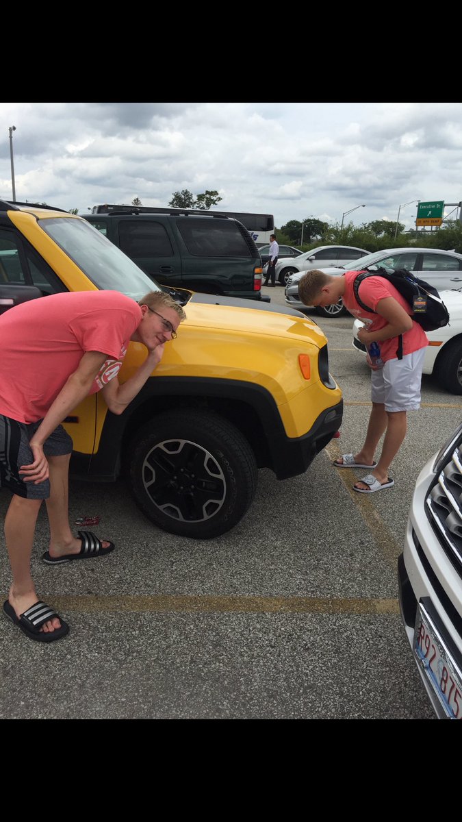 5STEWIES's tweet photo. It's entirely possible that this rental jeep was running over night #keylessignition 😬 @CNSwimming double check https://t.co/MsaXcsSYkc