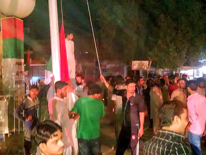 ZafarKzRajput's tweet photo. #MQM workers celebrating independence day at #KhudaHafiz Chowk Hyderabad. #SectorI #PakistanZindabad https://t.co/bXUUhQRYuo
