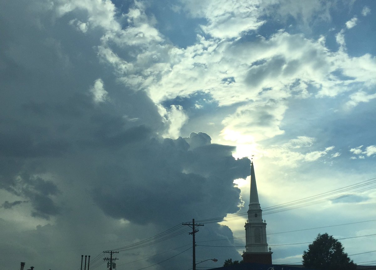 MindyMoTho's tweet photo. Rocky River sky tonight @MarkJWeather https://t.co/8POnNdYNO2