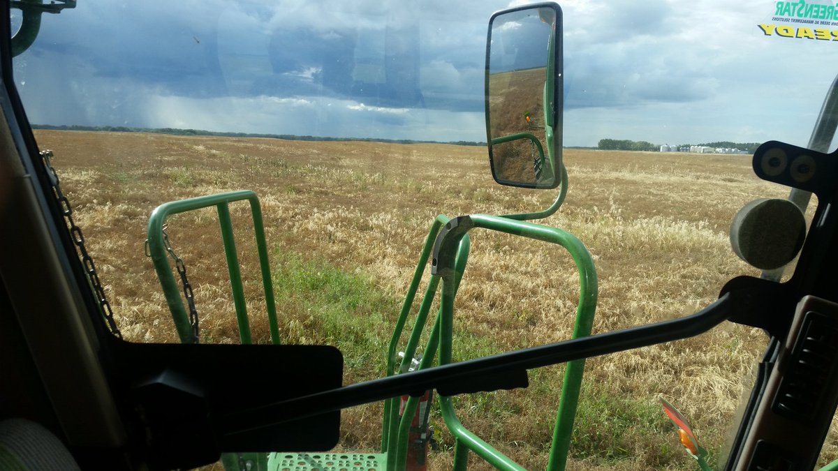 ACDeRoo6's tweet image. Never fails! Can finally get started and mother nature decides to piss on our parade! #harvest16 #grainfarmproblems