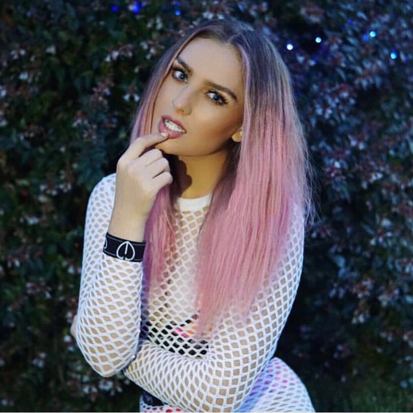 LacosteAdvert's tweet photo. When you saw Perrie's pink hair...

#ReactsLittleMix #LittleMix #PinkPerrieIsBack #MTVHottest Little Mix https://t.co/c3pWNsb9FH