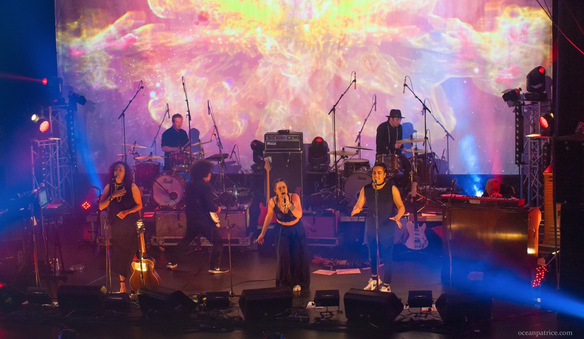FlyMyPrettiesNZ's tweet photo. 1 down 8 to go! Thanks to THE VERY FIRST CROWD to EVER hear our 18 new songs! XXxxx #FMP6 #Blessed #2ShowsToday https://t.co/UeqULrMgaK