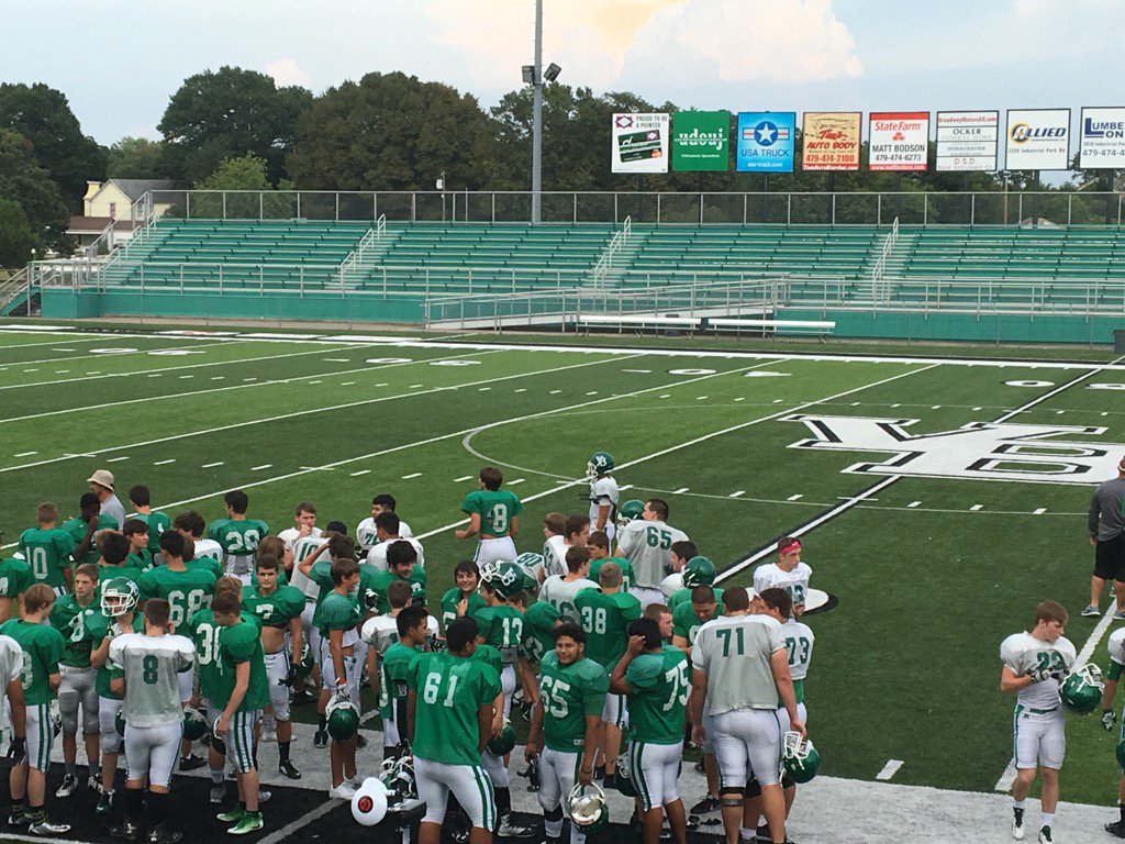 AndreaDeanLea's tweet photo. Let Friday Night Lights begin- watching #8 in Green and White game #VanBurenPointers https://t.co/baGcVAs0Ur