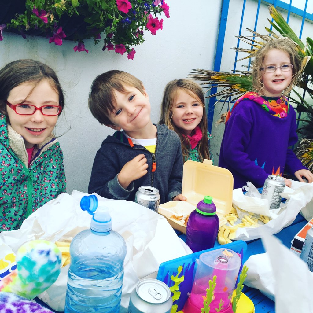 DunleavyBernard's tweet photo. The smell of an #IrishSummer...#fishandchips in the open air at #SalteeChipper #KilmoreQuay @visitwexford https://t.co/dquz9ya0Ho