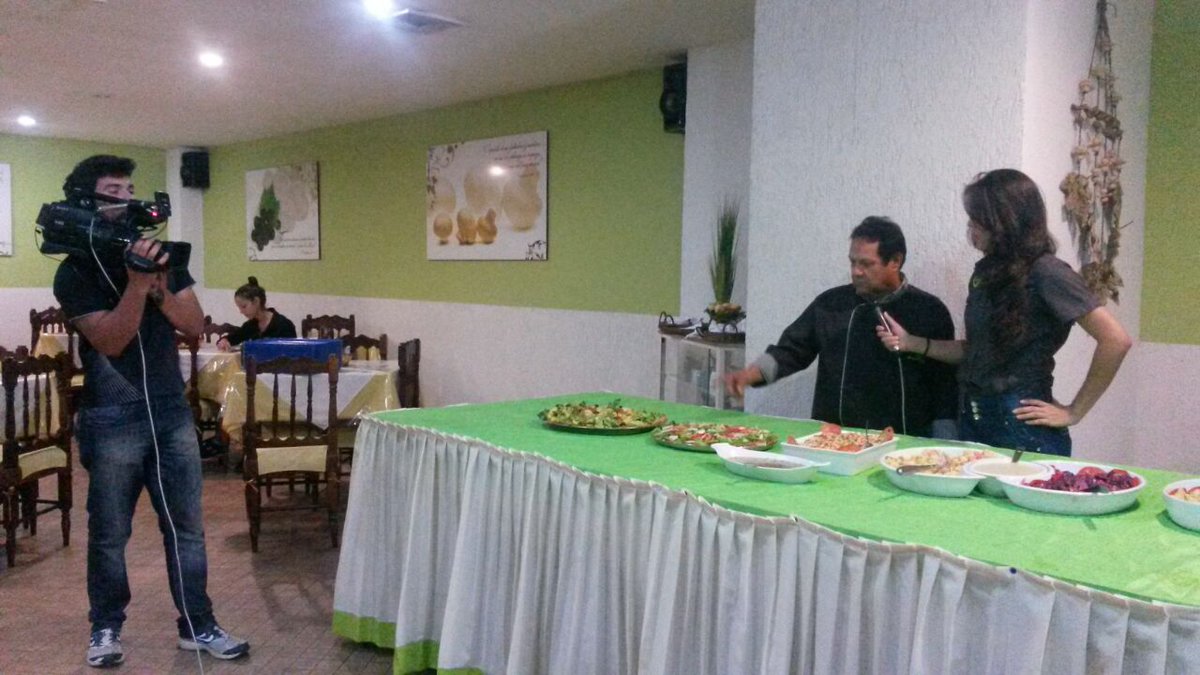 AVSOriental's tweet photo. Disfrutamos #CercaDeTi2016 Obsequiando almuerzos para las comunidades. https://t.co/Qx3vxoPZ8m